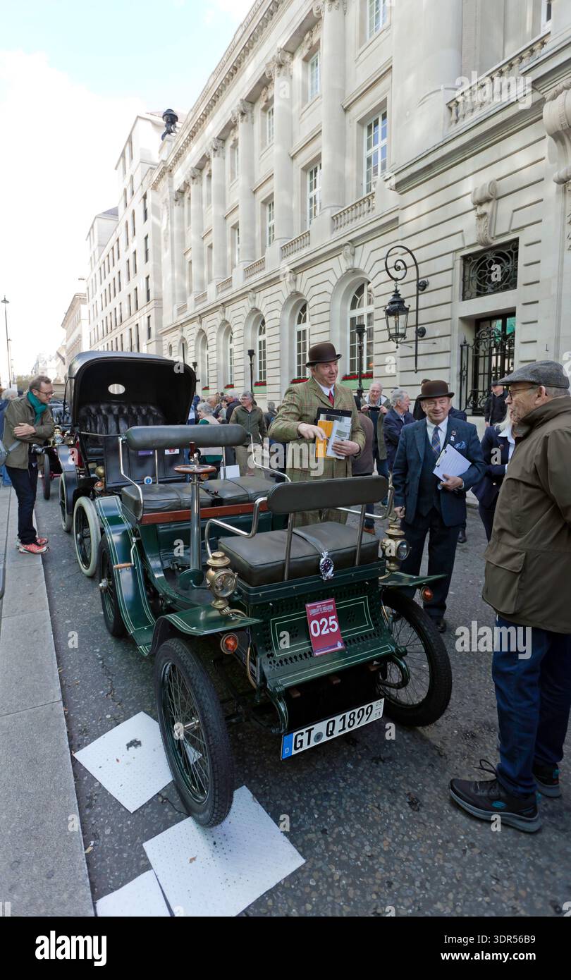 Edd China and Alan Titchmarsh judging some vintage vehicles during in the concourse d'elegance, of London to Brighton Veteran Car Run,  in Pall Mall Stock Photo
