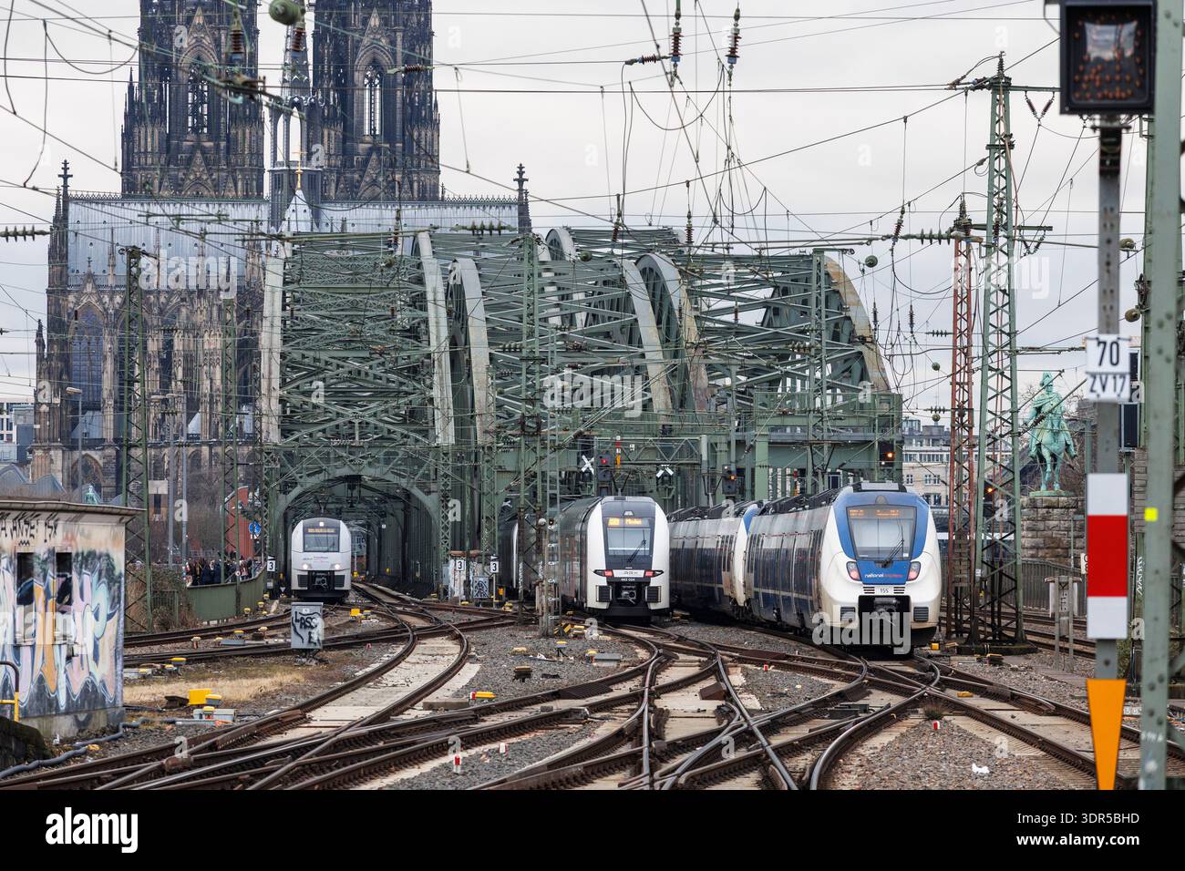 local trains in the district Deutz, Hohenzollern bridge, the cathedral ...
