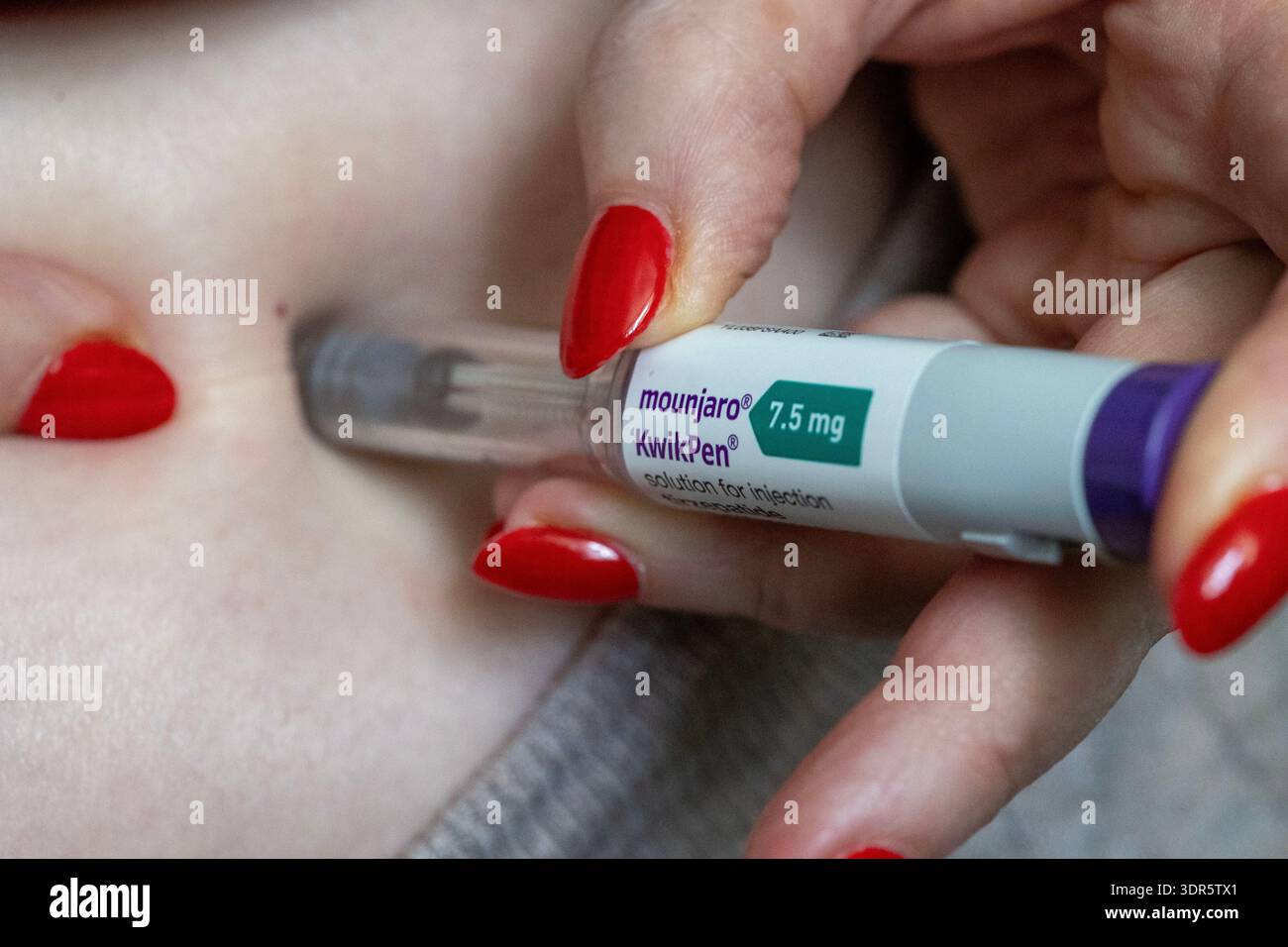 pic shows: Fat Jabs - woman injecting Mounjaro pen into her stomach ...