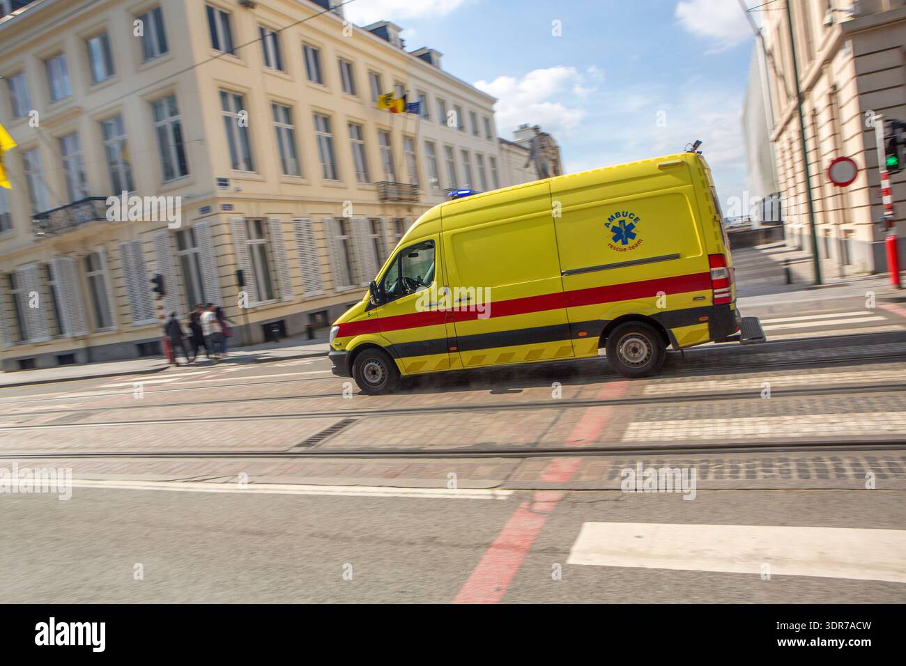 Das Bild zeigt einen Rettungswagen des privaten belgischen ...