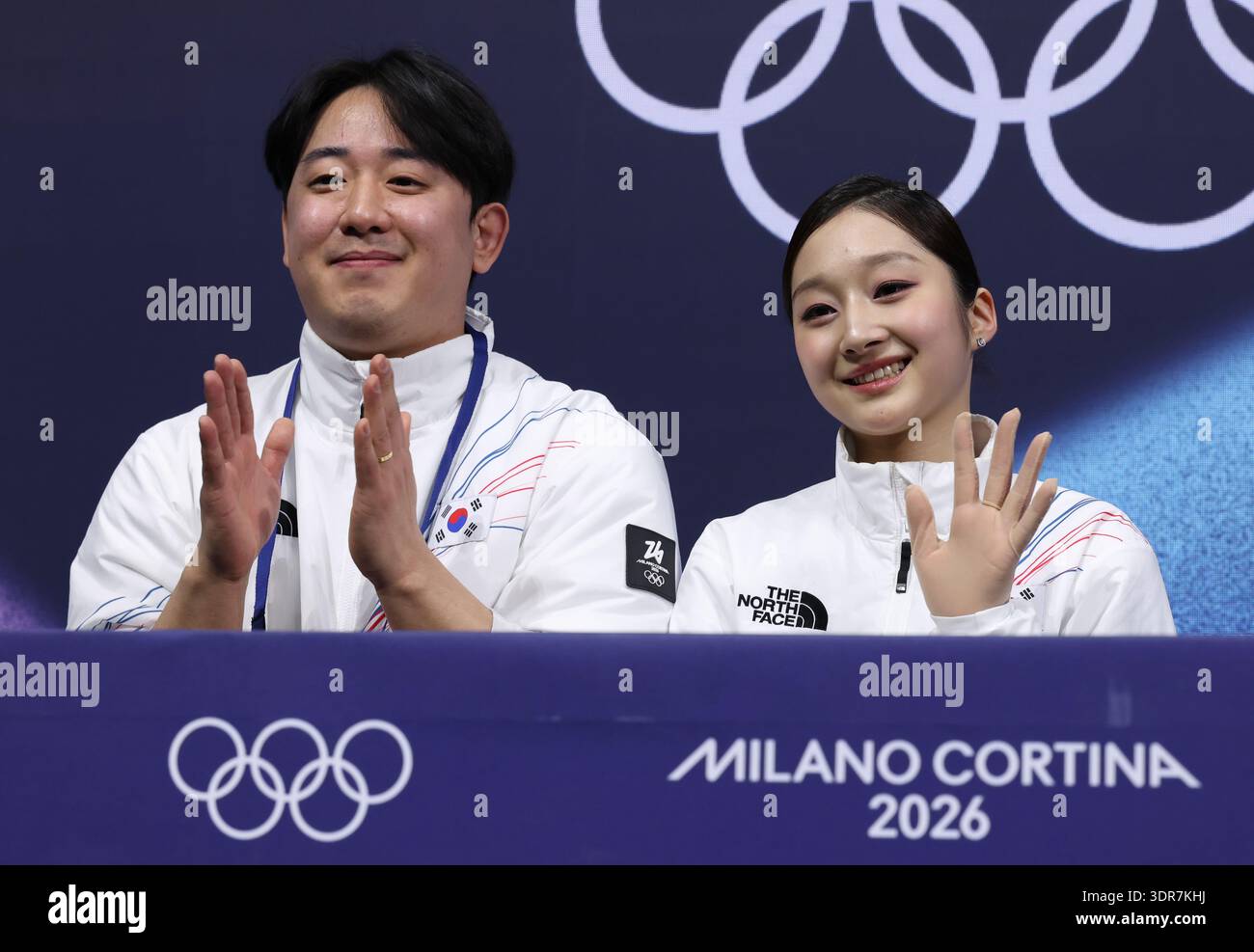 (260217) -- MILAN, Feb. 17, 2026 (Xinhua) -- Shin Jia (R) of South ...