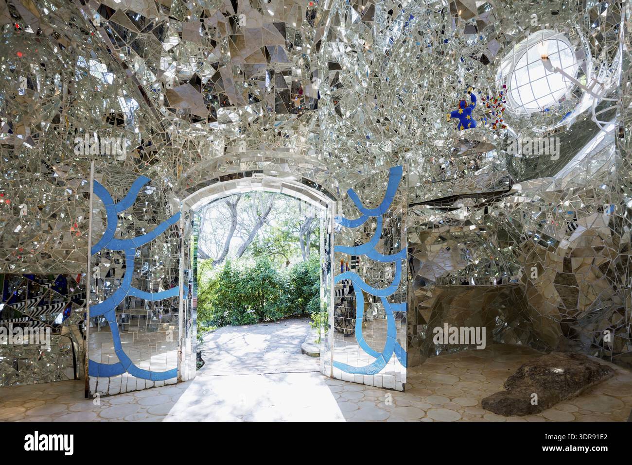 Living room made of glass and mirrors, Giardino dei Tarocchi
