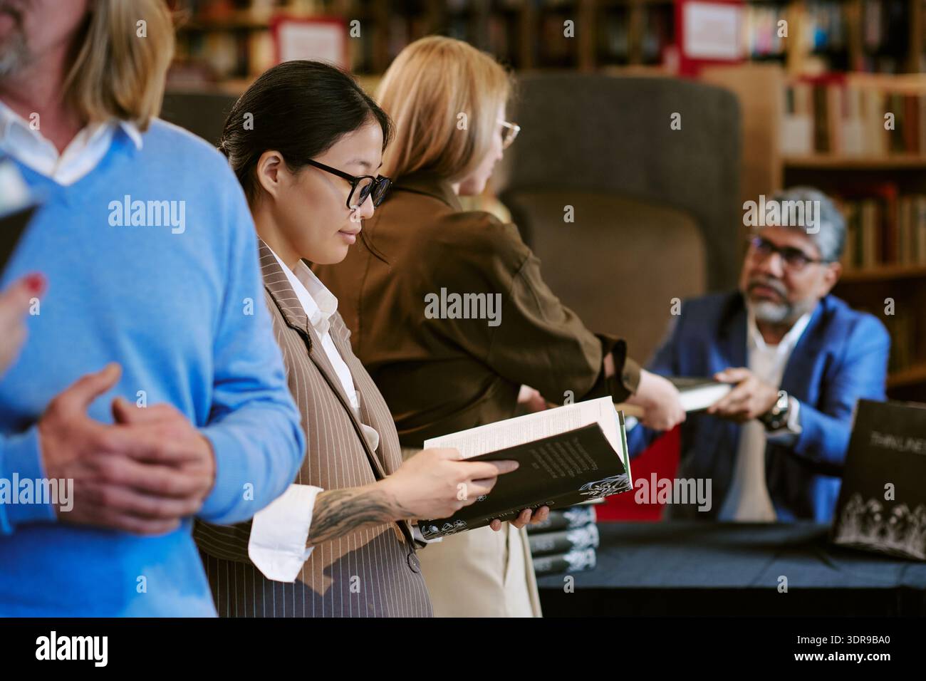 Autograph signing queue hi-res stock photography and images - Alamy