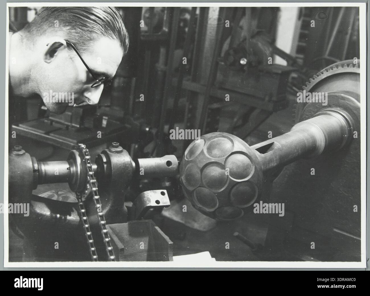 The image shows the production of eyeglass lenses in spaander hi-res ...