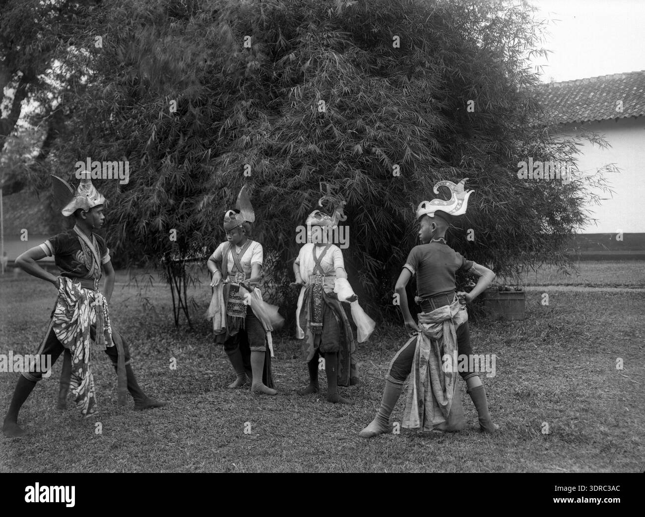 Indonesian costume Black and White Stock Photos & Images - Alamy
