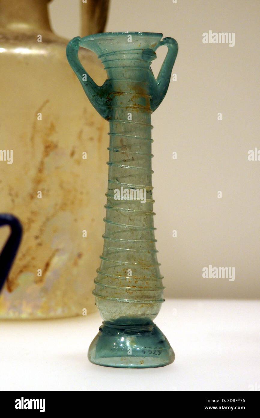 Photograph of a 4th-century kohl container, inventory 001329, showing ...