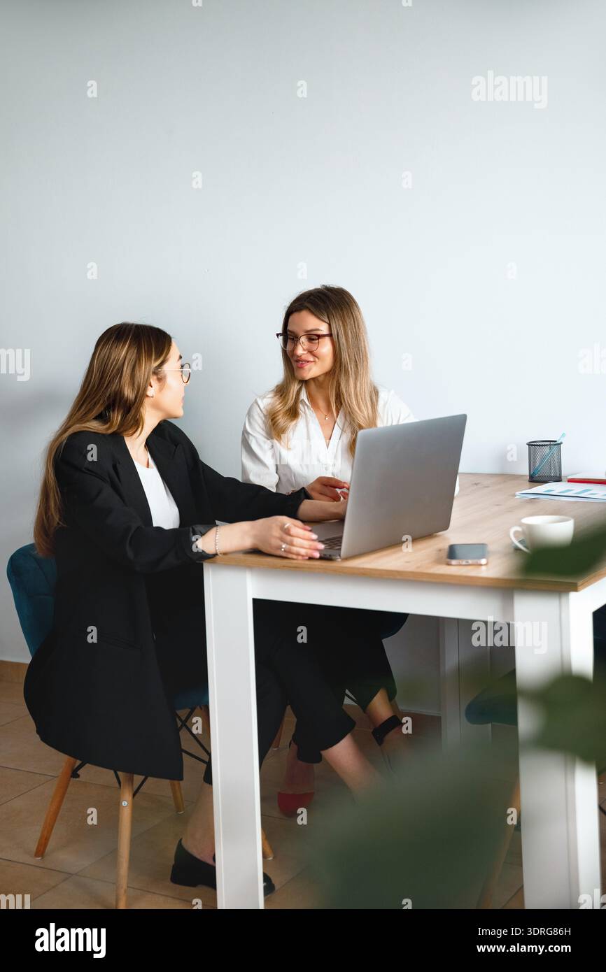 Users Sitting Table Two people sit table hi-res stock photography and images - Alamy