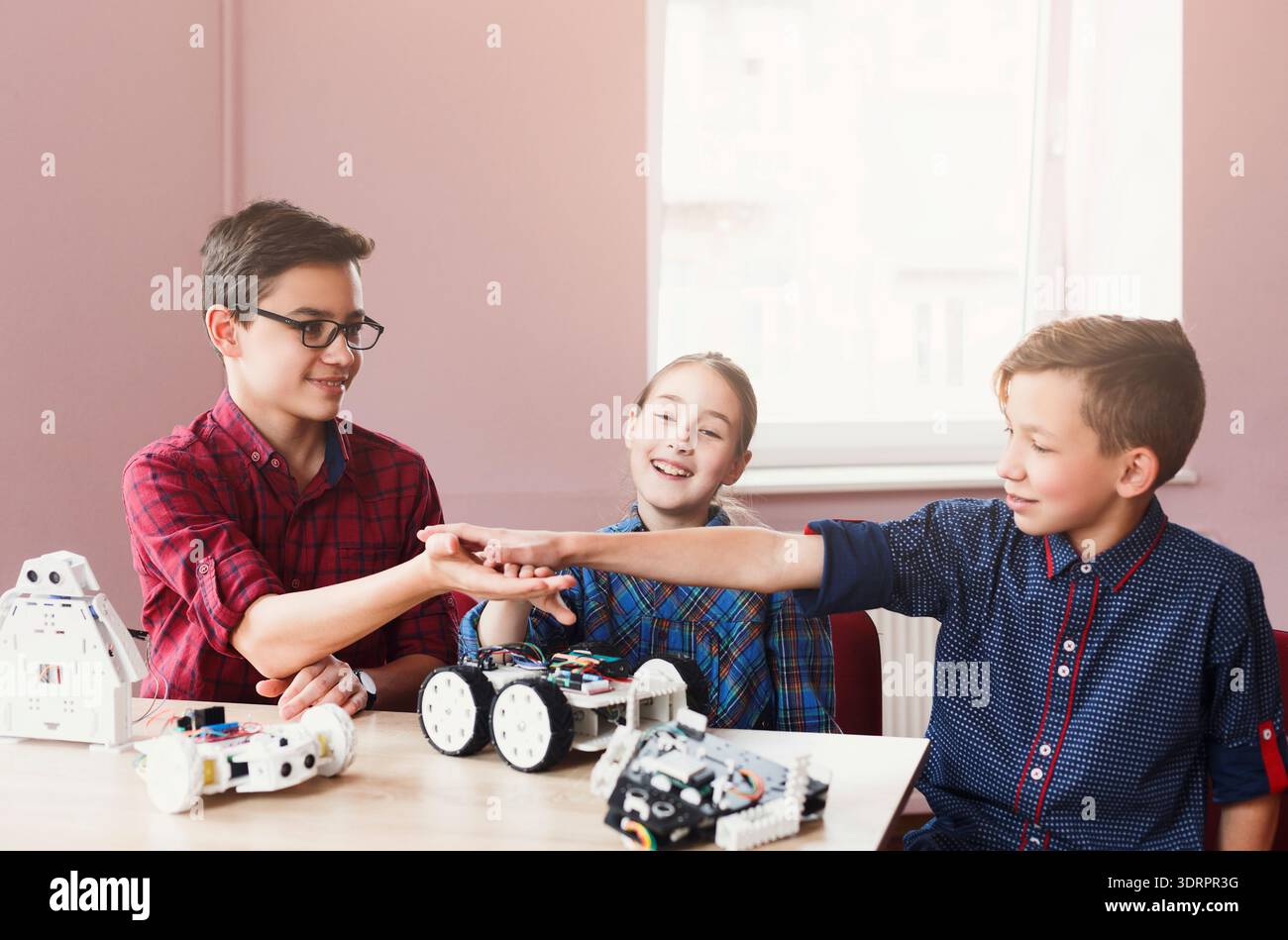 Kids engage in robotics hi-res stock photography and images - Alamy
