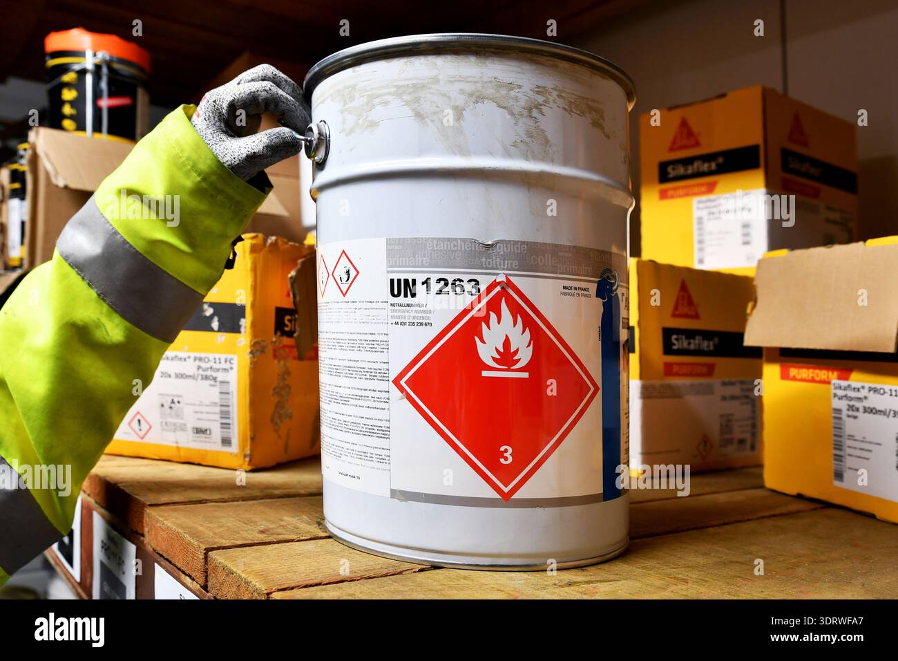 Hazard signs flammable hi-res stock photography and images - Alamy