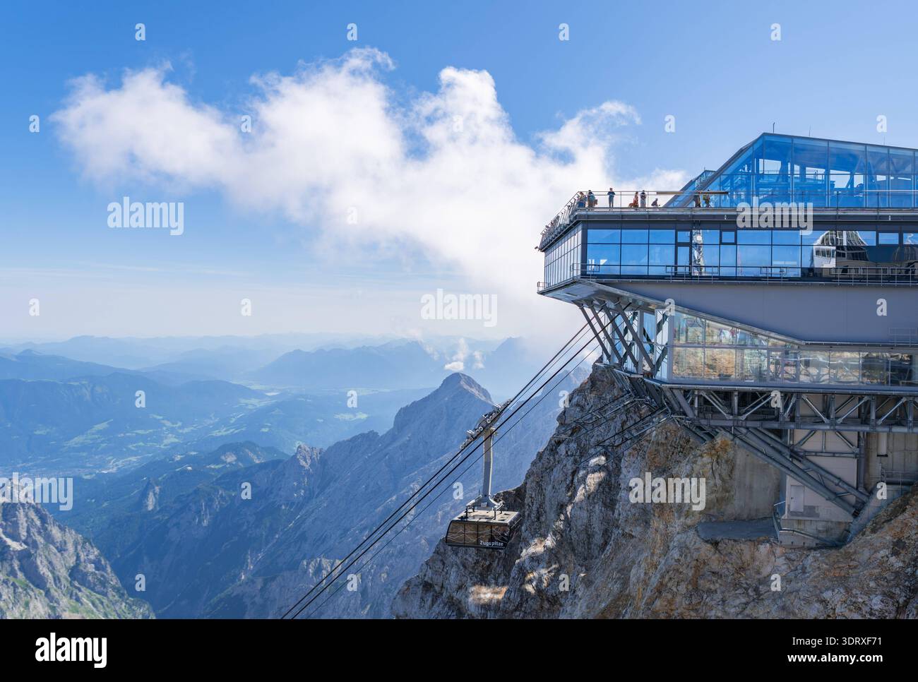 gondel-der-seilbahn-zugspitze-an-der-bergstation-am-zugspitzgipfel-15