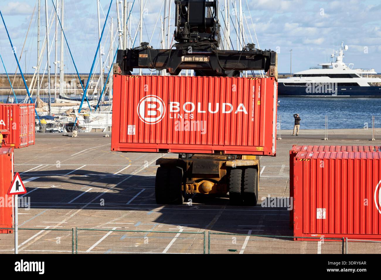 Shipping containers and movement hi-res stock photography and images ...