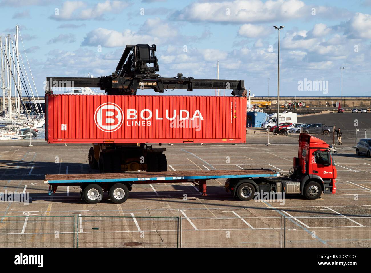 Shipping container being lifted hi-res stock photography and images - Alamy