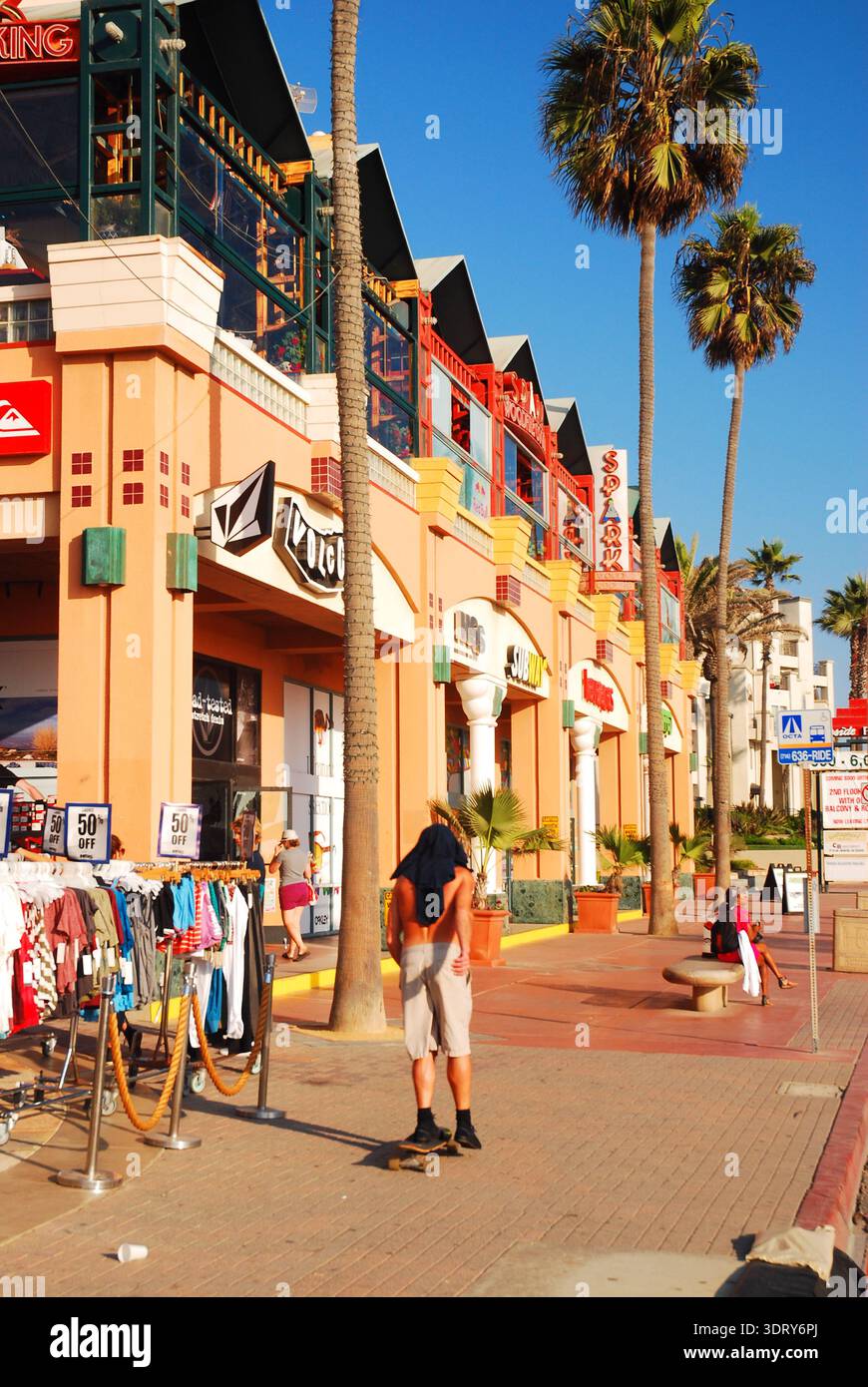 Store clothes beach hi-res stock photography and images - Alamy