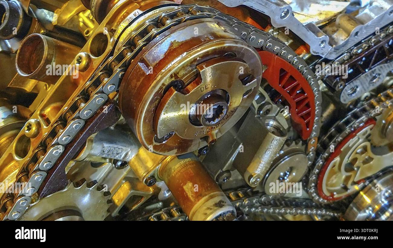 Commons Timing Engine Shown large car engine with exposed timing chains Stock Photo - Alamy