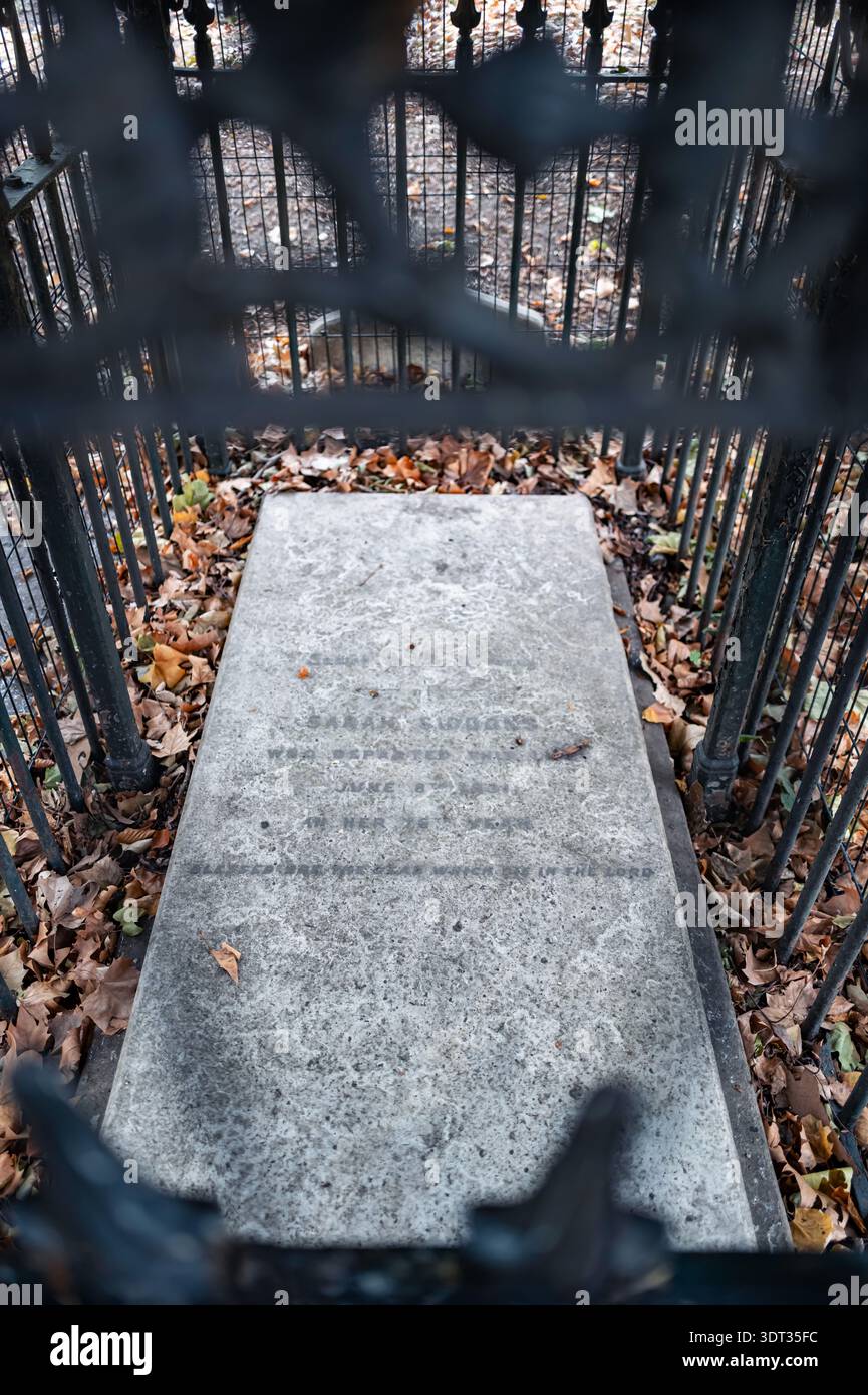 Memorial and Grave of Sarah Siddons, St Mary's Churchyard gardens, Paddington Green, London Stock Photo