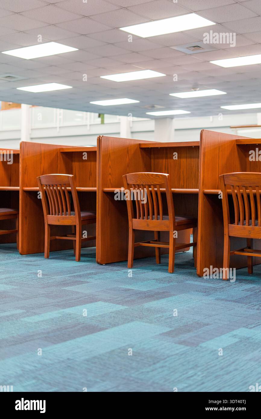 Row of empty school desks hi-res stock photography and images - Alamy