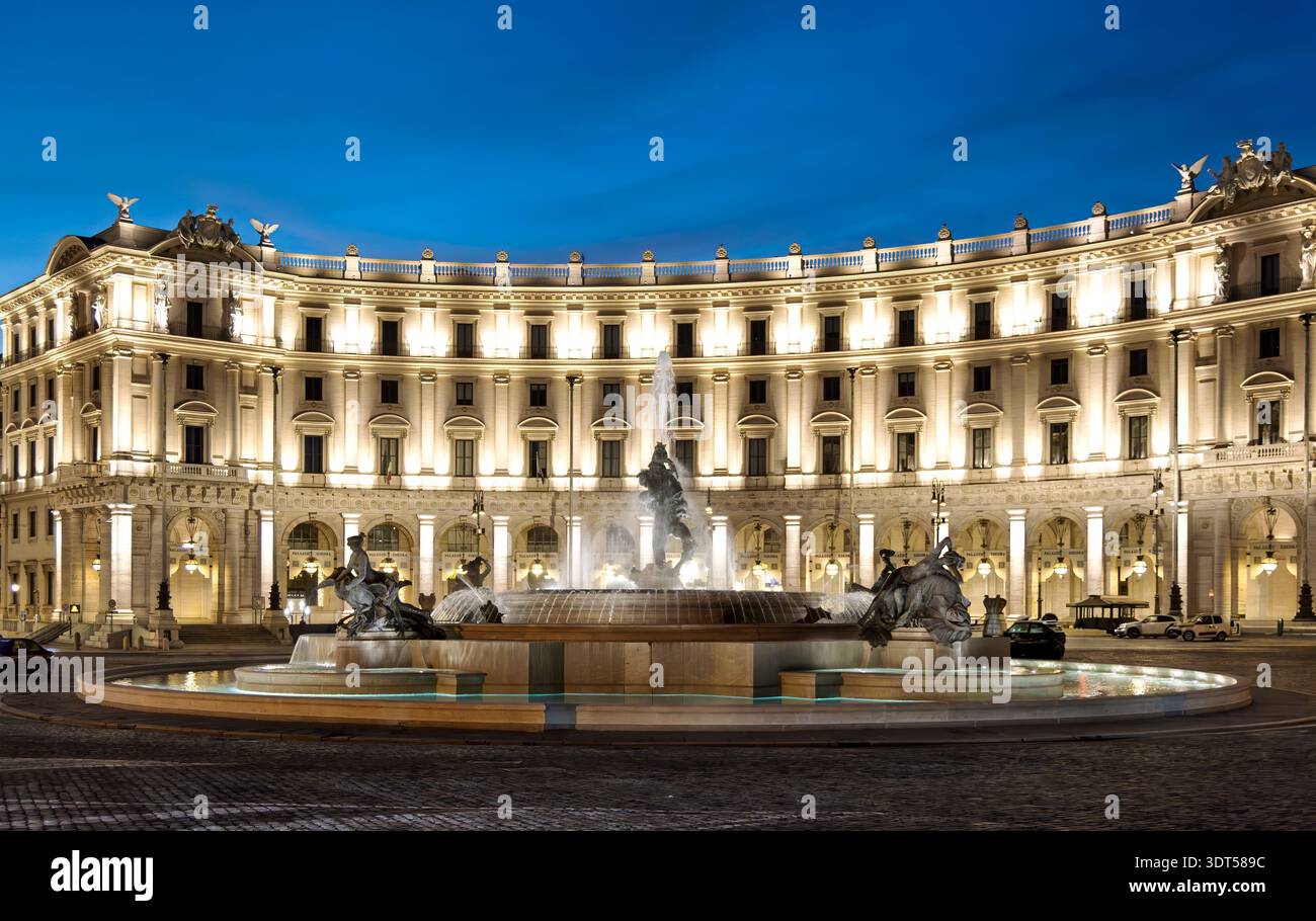 Beleuchtete Fassaden der Piazza della Repubblica mit der Fontana delle Naiadi zur blauen Stunde in Rom, Italien. Stock Photo