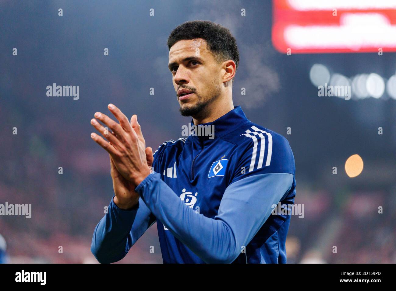 MAINZ, DEUTSCHLAND - FEBRUARY 20: Robert Glatzel (Hamburger SV, 9) before  the Bundesliga match between 1. FSV Mainz 05 vs. Hamburger SV at MEWA Arena  on matchday 23 of the 1. Bundesliga