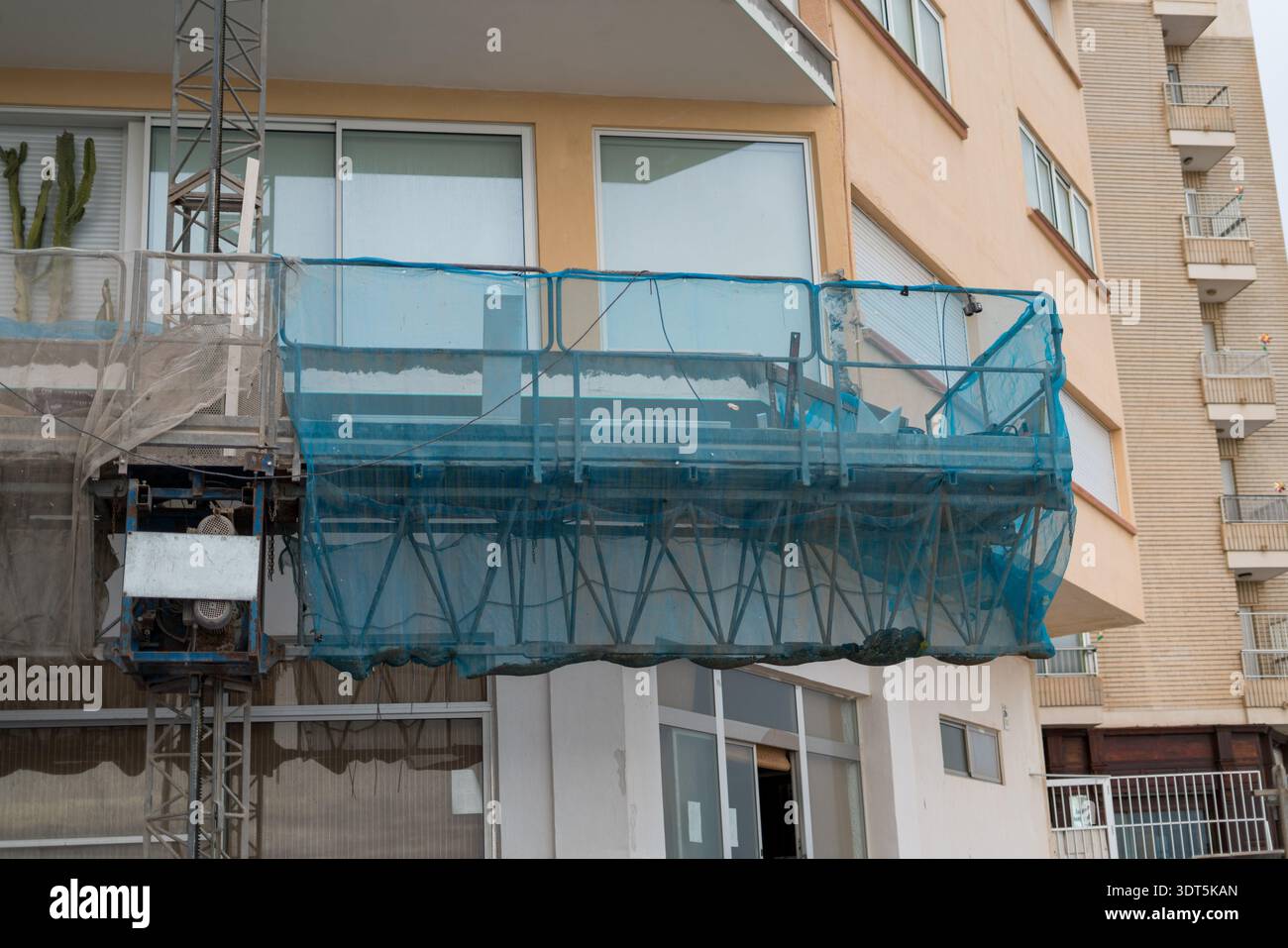 Platform In Building Building facade renovation with suspended construction platform Stock ...