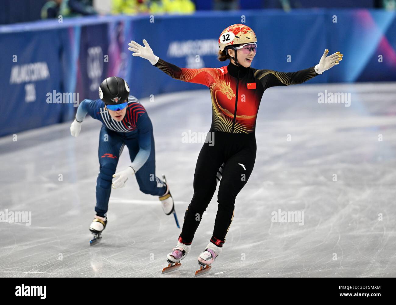 Jing Ru Yang (260220) -- MILAN, Feb. 20, 2026 (Xinhua) -- Yang Jingru (R) of China ...