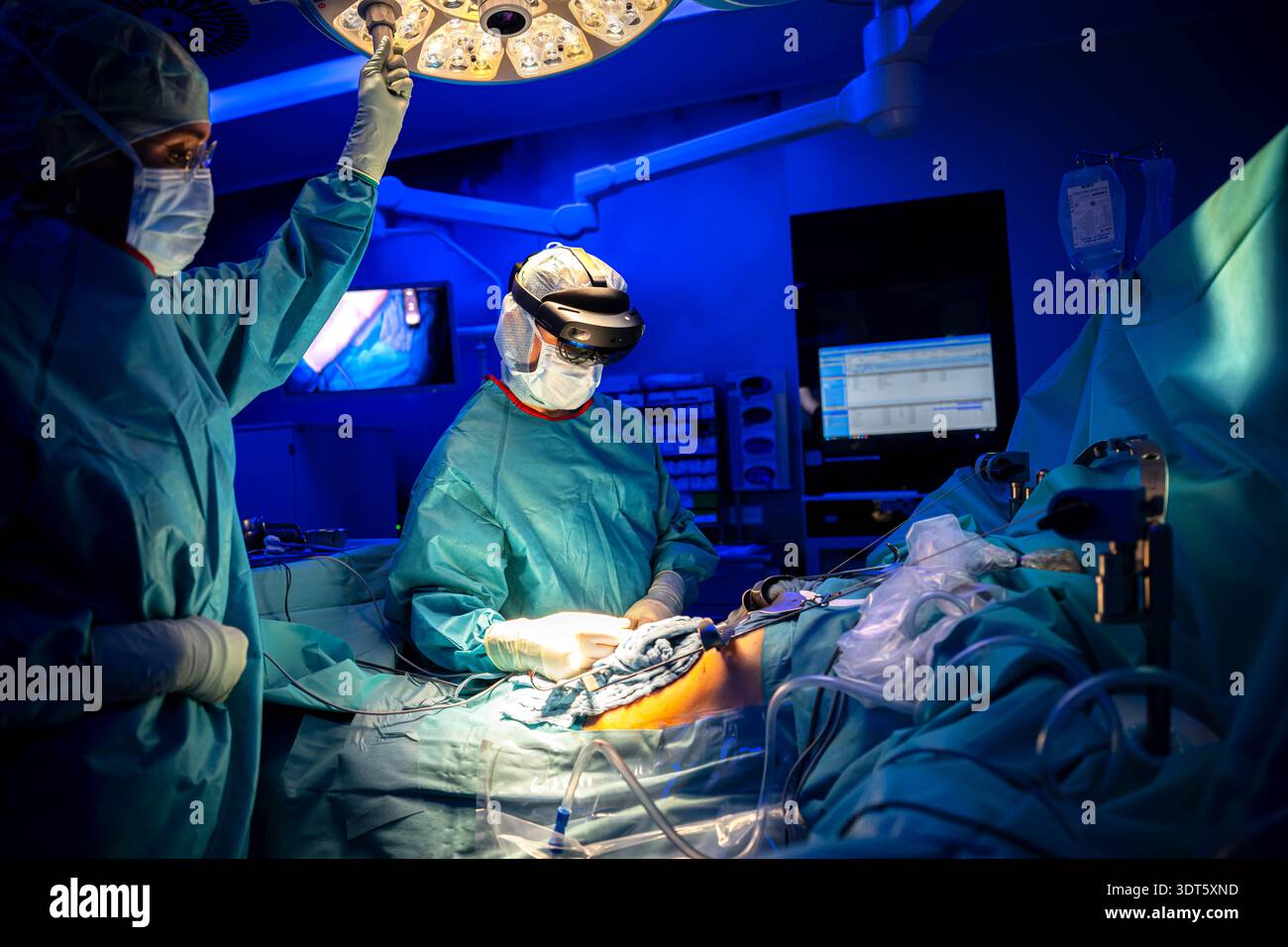 Operating Livers PRODUCTION - 17 February 2026, Lower Saxony, Oldenburg: A surgeon ...