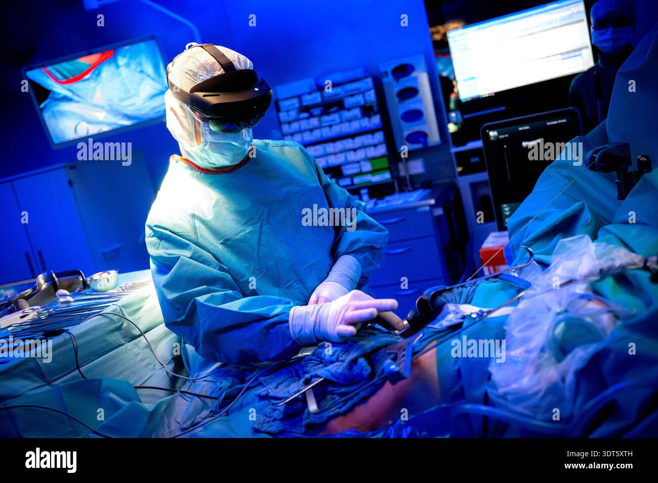 Operating Livers PRODUCTION - 17 February 2026, Lower Saxony, Oldenburg: A surgeon ...
