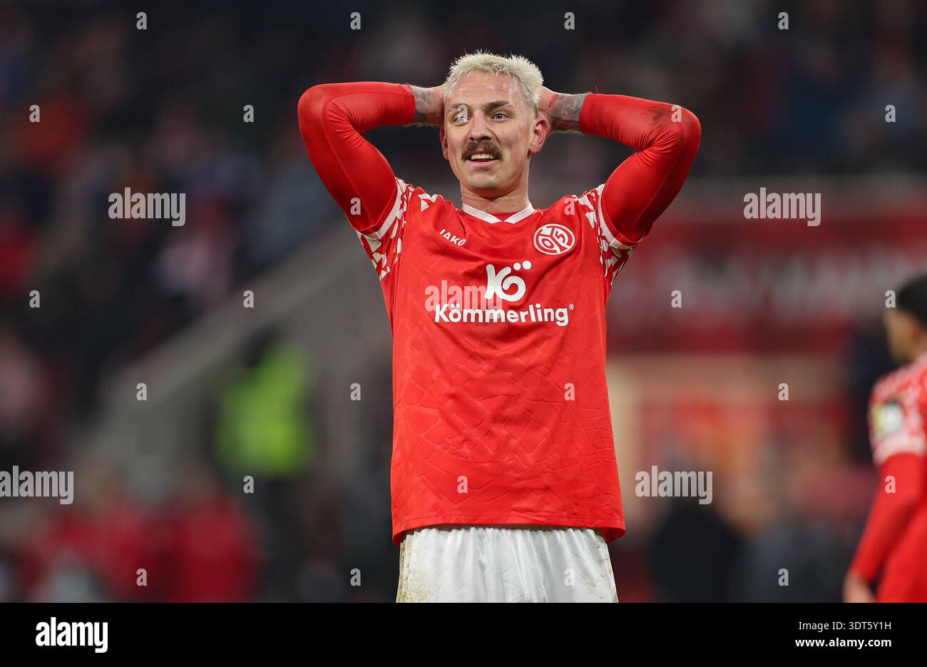 Mainz, Deutschland. 20th Feb, 2026. 20.02.2026, Fussball Bundesliga, 1. FSV  Mainz 05 - Hamburger SV, emonline, emspor, v.l., Phillip Tietz (FSV Mainz  05) enttaeuscht, enttaeuscht schauend, dissapointed, traurig, frustiert,  frust, gefrustet, frustrated