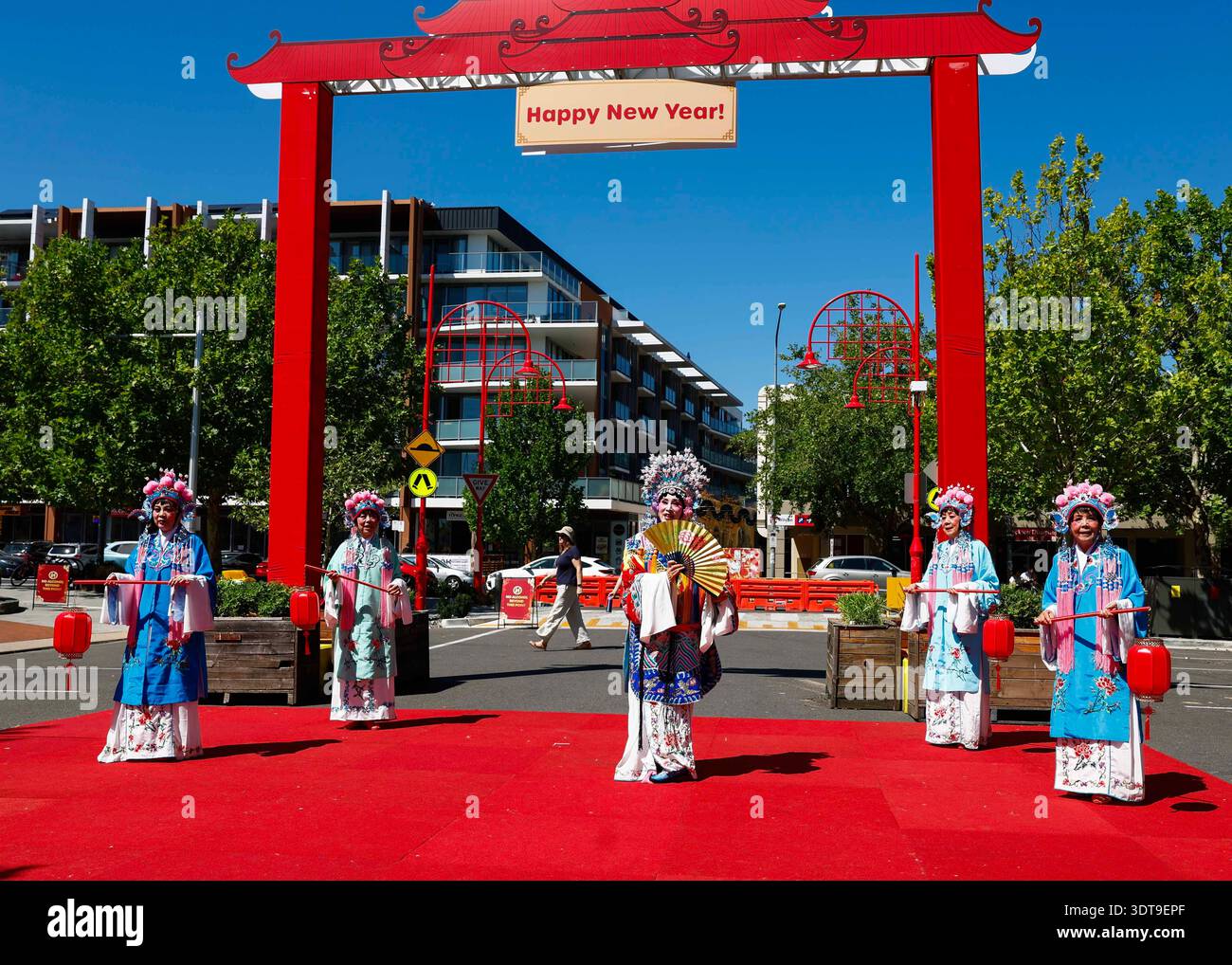 (260221) -- CANBERRA, Feb. 21, 2026 (Xinhua) -- Artists perform Peking ...