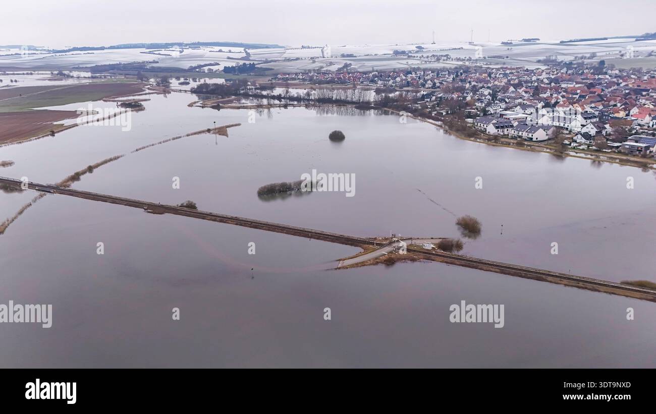 Nidder Insel auf Schienen Bahn trotzt Hochwasser in Nidderau, Während das ...