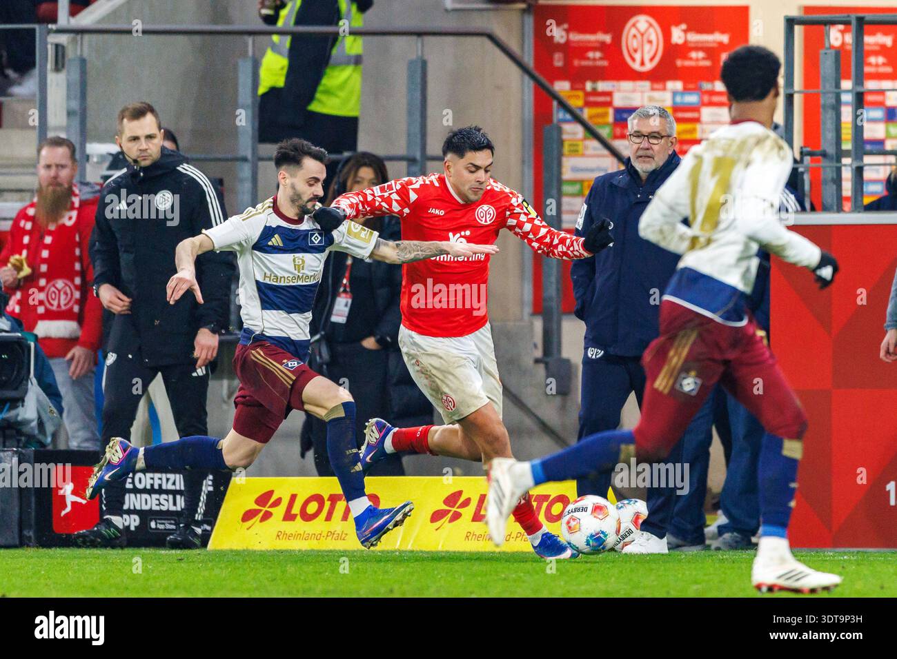 MAINZ, DEUTSCHLAND - FEBRUARY 20: Nadiem Amiri (1. FSV Mainz 05, 10) is  challenged by Fábio Vieira (Hamburger SV, 20) during the Bundesliga match  between 1. FSV Mainz 05 vs. Hamburger SV