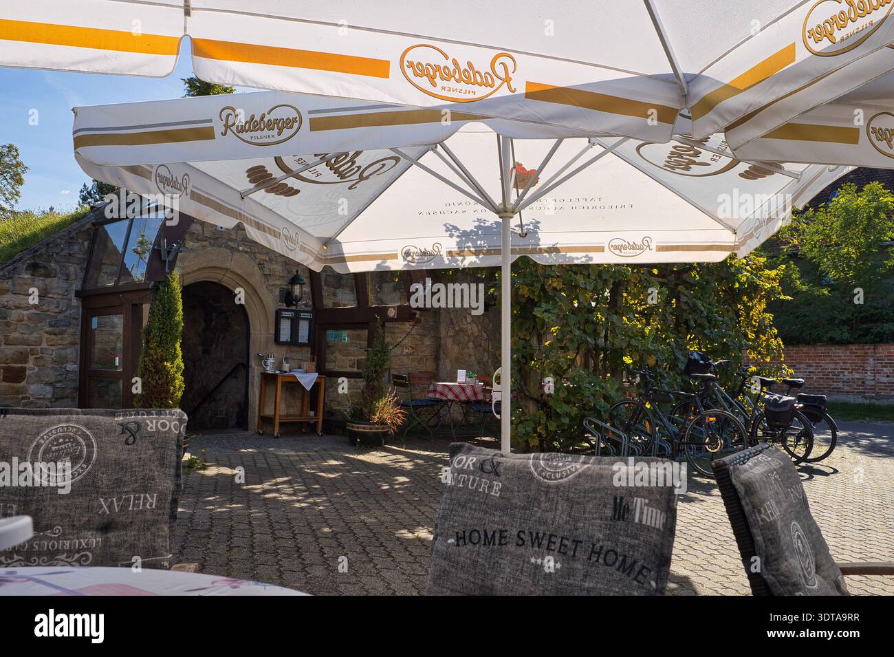 Weinkeller Wallendorf: Historisches Restaurant mit Außenterrasse im Saalekreis, gemütliche Gastronomie an der Elster-Saale-Aue, Schkopau Stock Photo