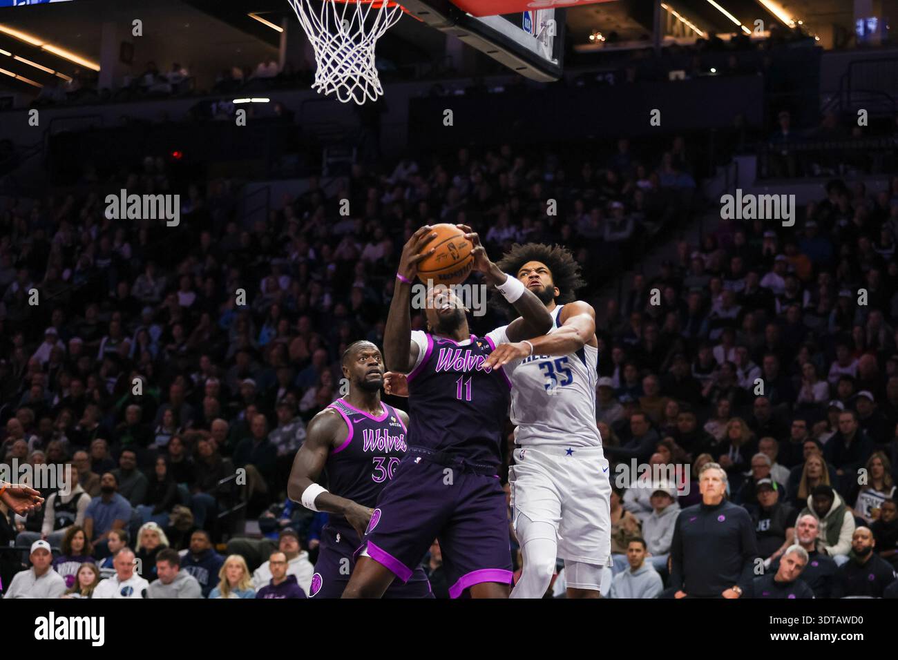 Minnesota Timberwolves' Naz Reid (11) catches the ball over Dallas ...