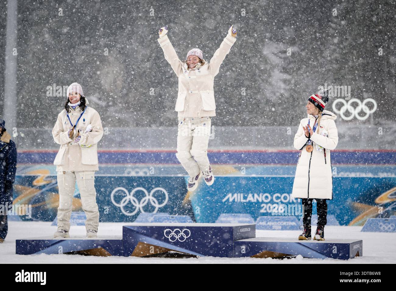Die Medaillengewinnerinnen beim 12, 5-km-Massenstart der Frauen im ...