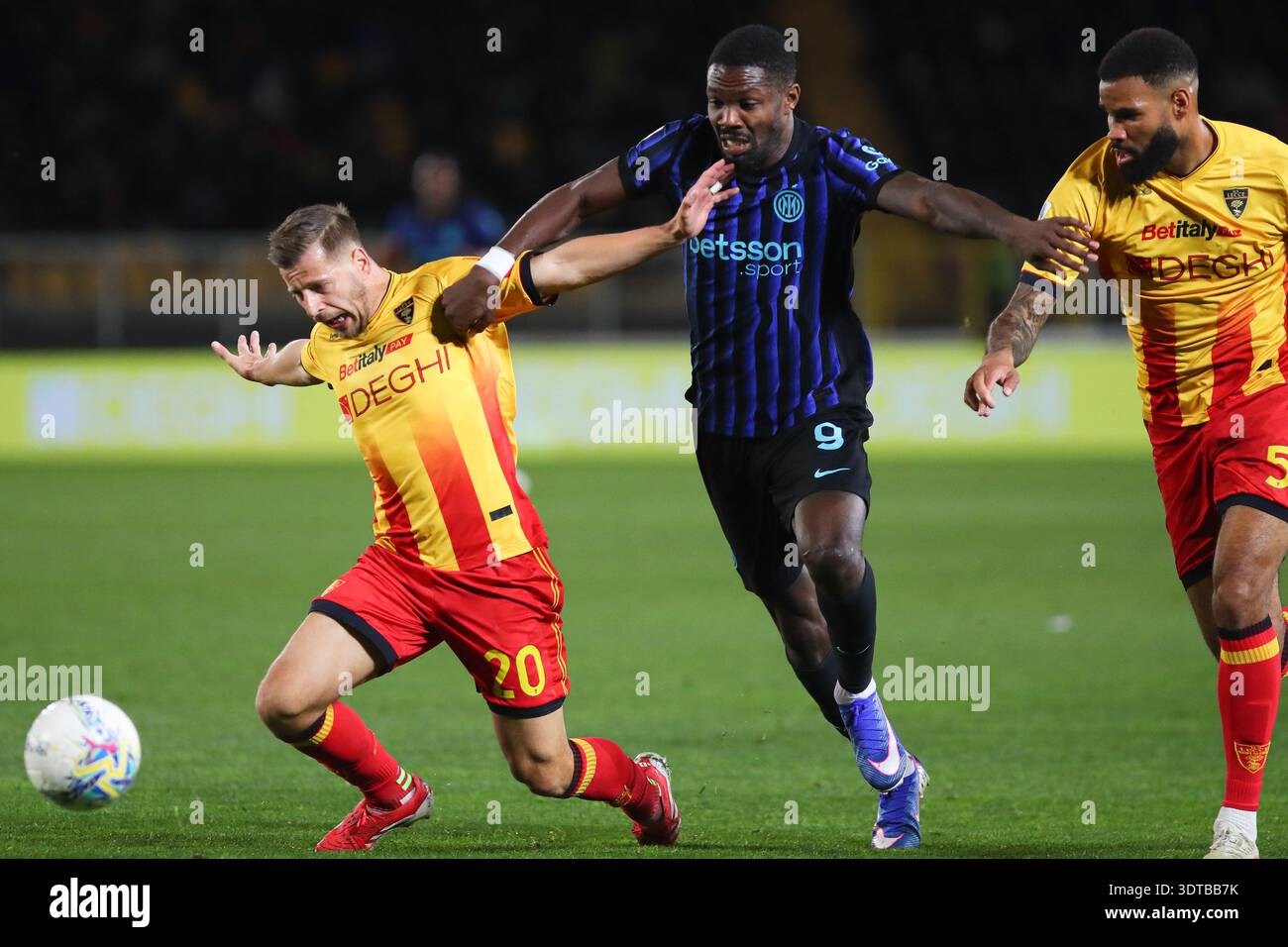 Azione di gioco durante una partita di calcio in Italia, simboleggiante la competizione e lo sport su Betitaly