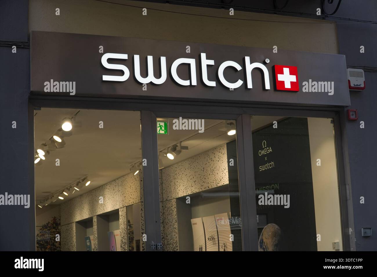 Omega swatch collaboration hi-res stock photography and images - Alamy