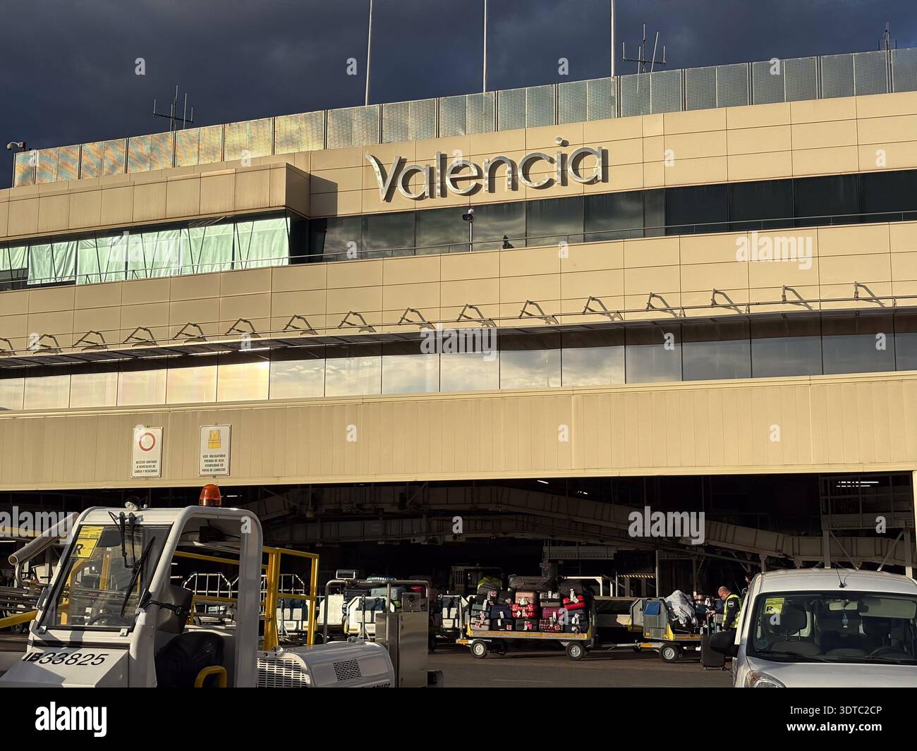 Erstaunlich Valencia Flughafen Ankunft Ebenbildnull