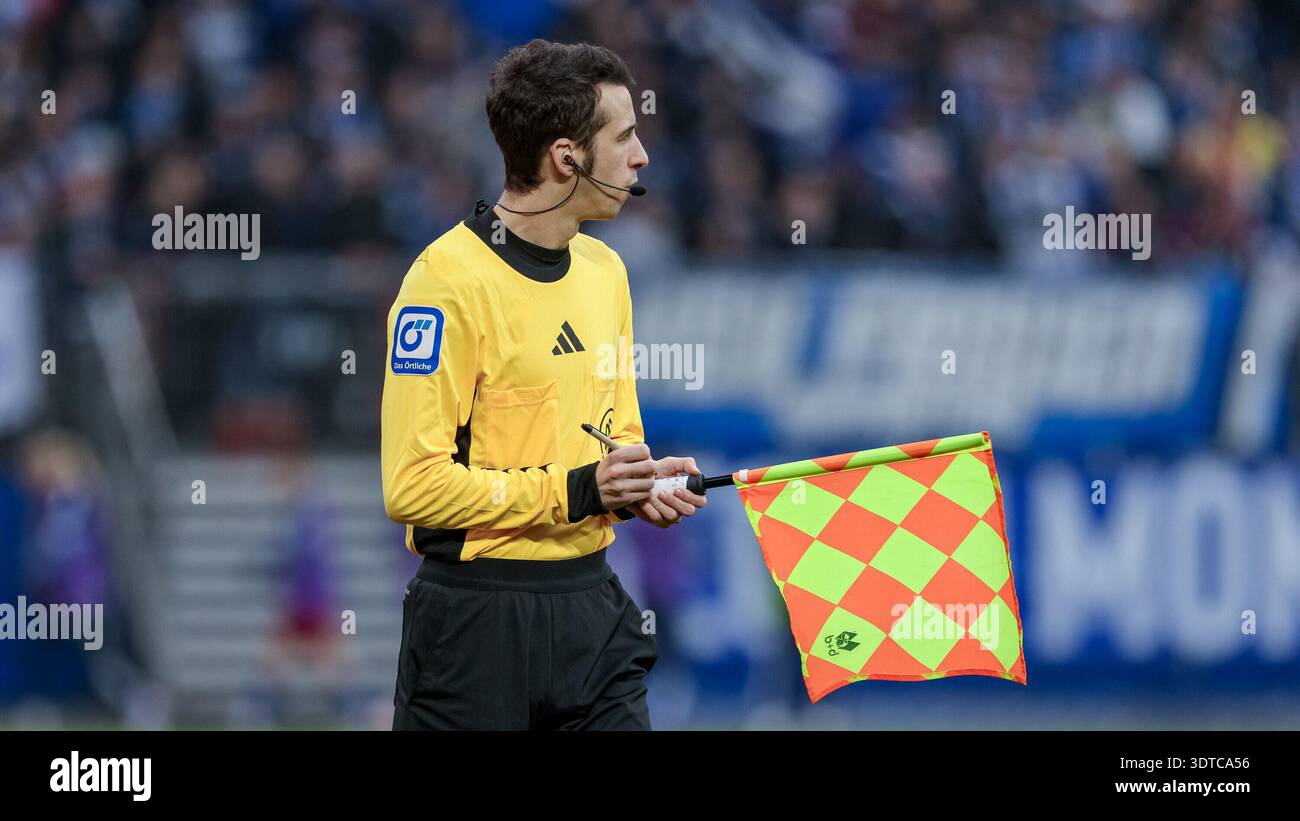 Referee [referee]-assistant Juan Vicente König Martinez is taking notes ...