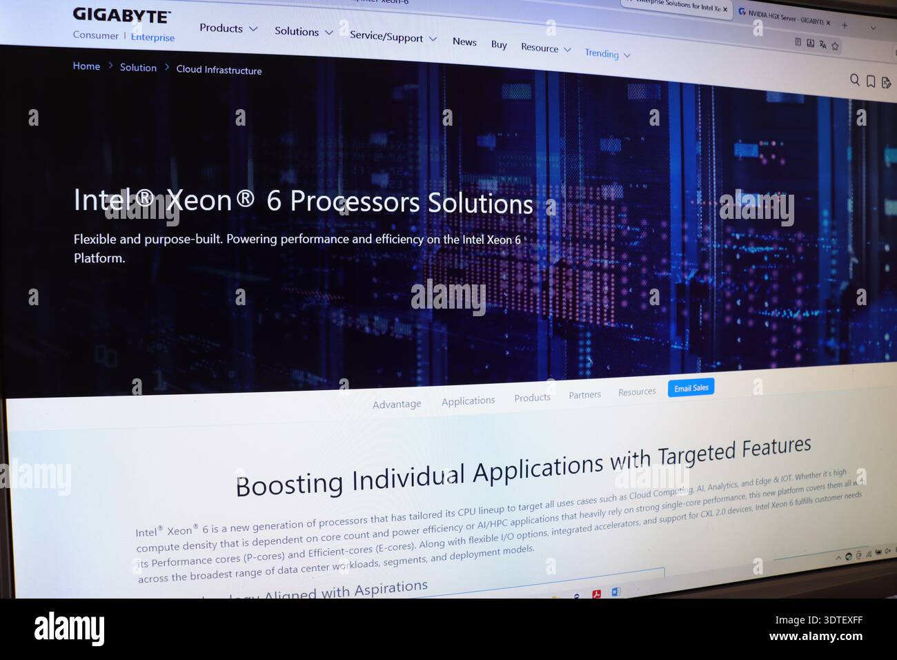 Web page displaying information about processors. Technology news featuring hardware solutions for cloud infrastructure and data centers. Stock Photo