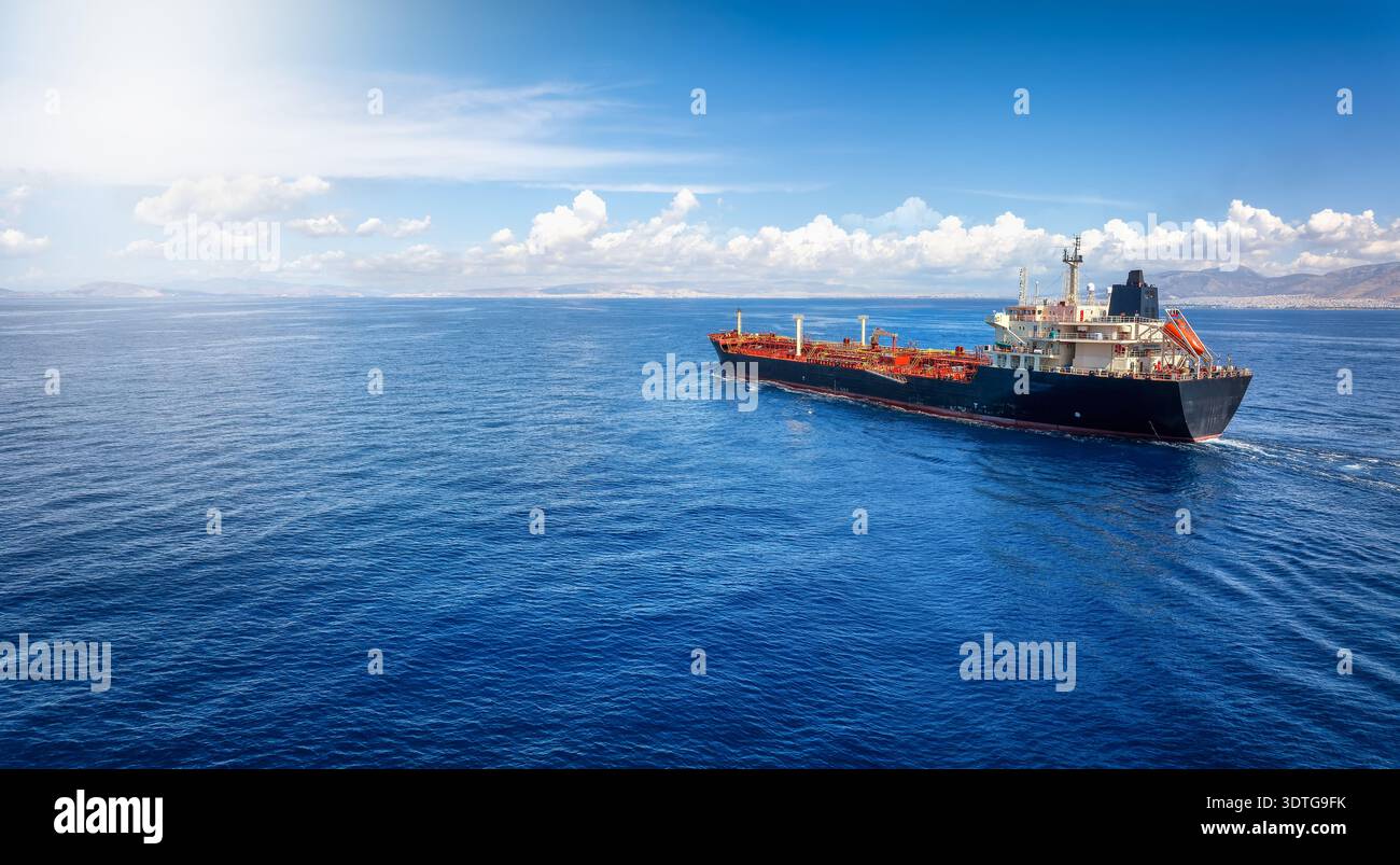 Crude oil vessel hi-res stock photography and images - Alamy