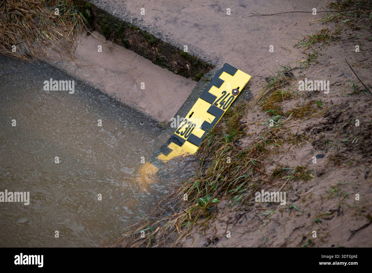 22 February 2026, Bavaria, Frensdorf: A high water mark indicates the ...