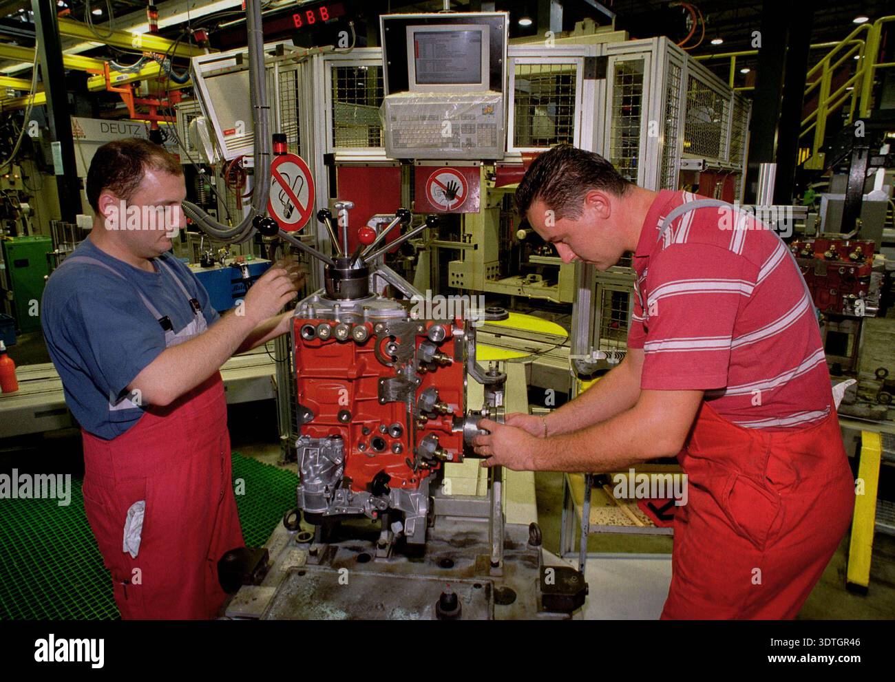 Produktion von Motoren bei der Deutz AG in Koeln , August 1998 ...