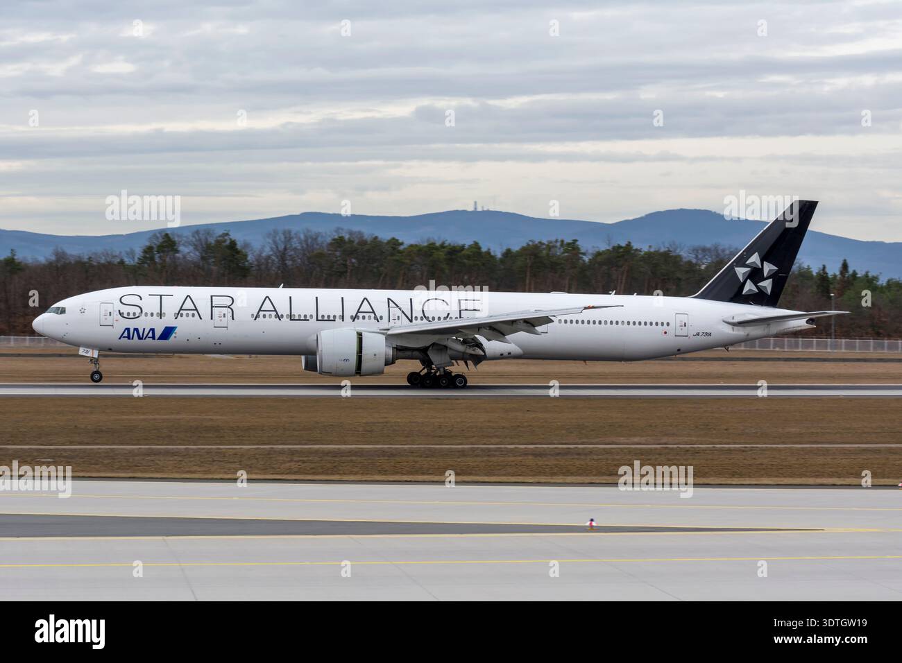 ANA Boeing 777-300 (triple seven) in special 'Star Alliance
