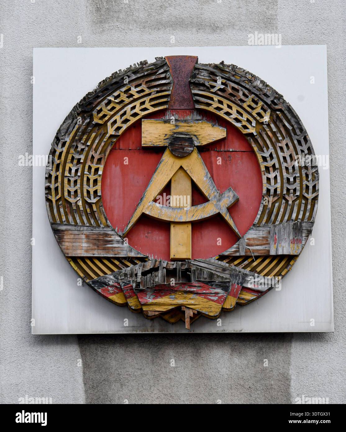ddr-emblem-ddr-wappen-am-checkpoint-charlie-in-berlin-ddr