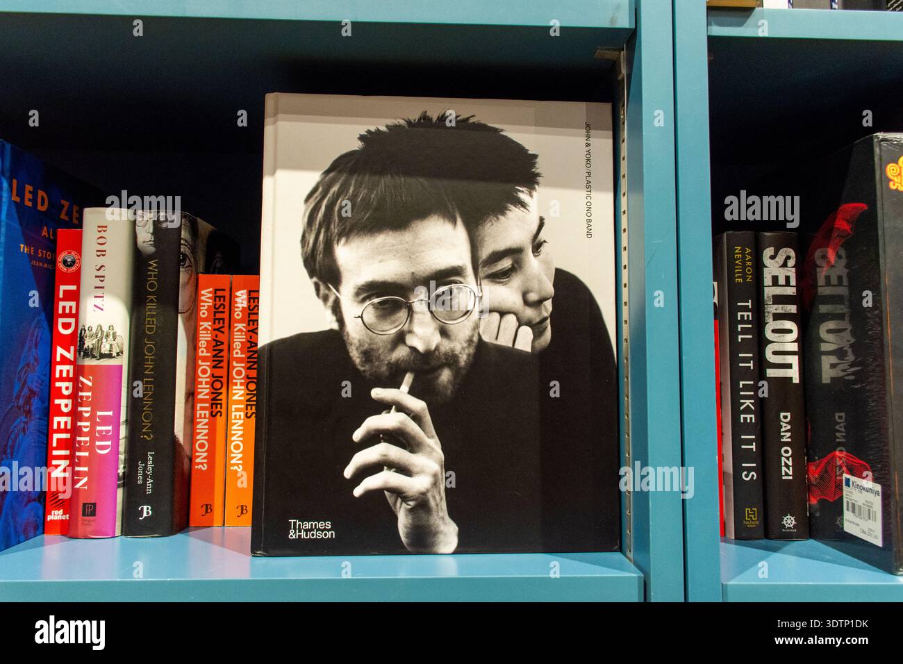 John lennon yoko ono 1960s hi-res stock photography and images - Alamy
