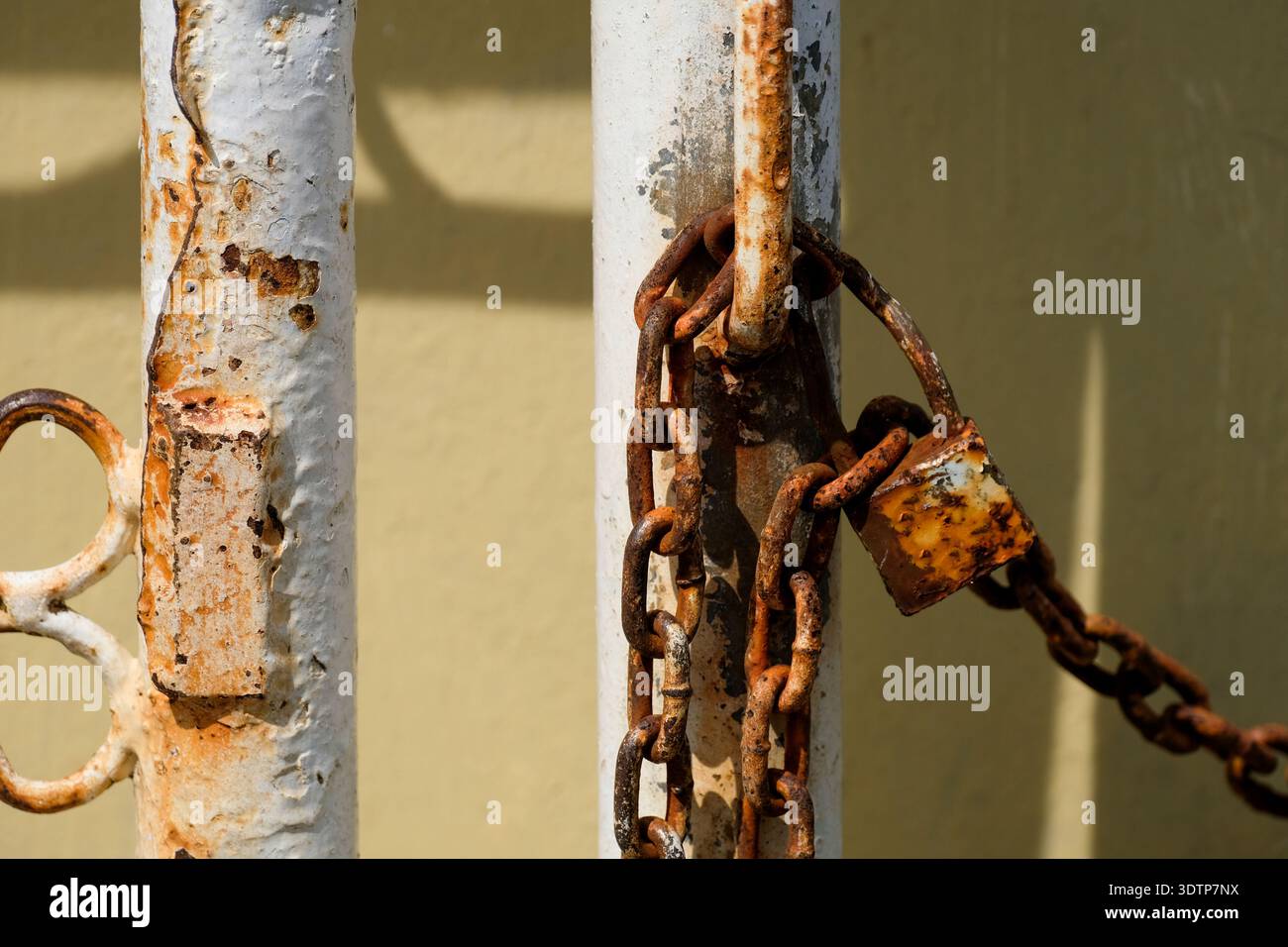 Old rusty chain link fence with heavy rust Stock Photo - Alamy