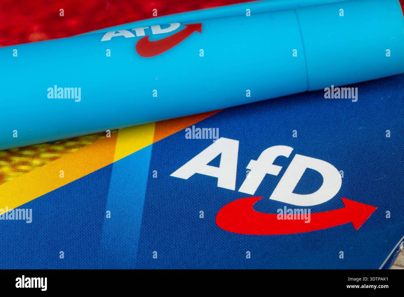 AfD Symbolbild: Nahaufnahme von einem Flyer und Kugelschreiber *** AfD ...