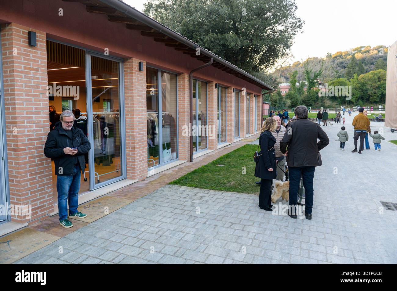**NO WEB AND NEWSPAPERS ONLY FOR ITALY** Rome, Farnesina Pop Market ...