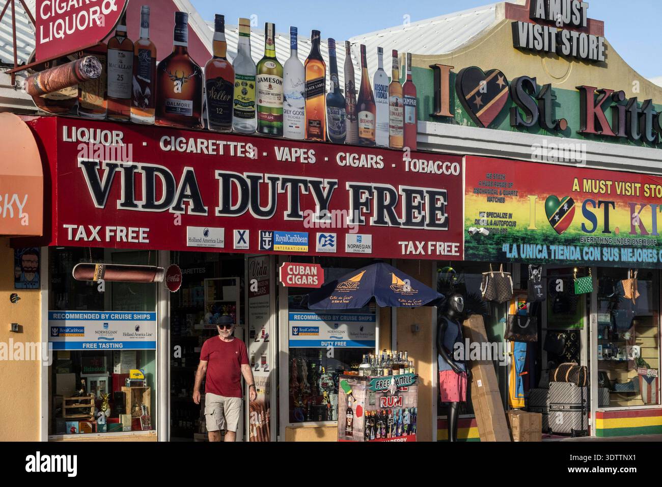 St. Kitts. Steuerfrei für Touristen. - Ein Spezialitätenshop für Genussmittel wirbt in Basseterre, der Hauptstadt des karibischen Inselstaates St. Kit Stock Photo