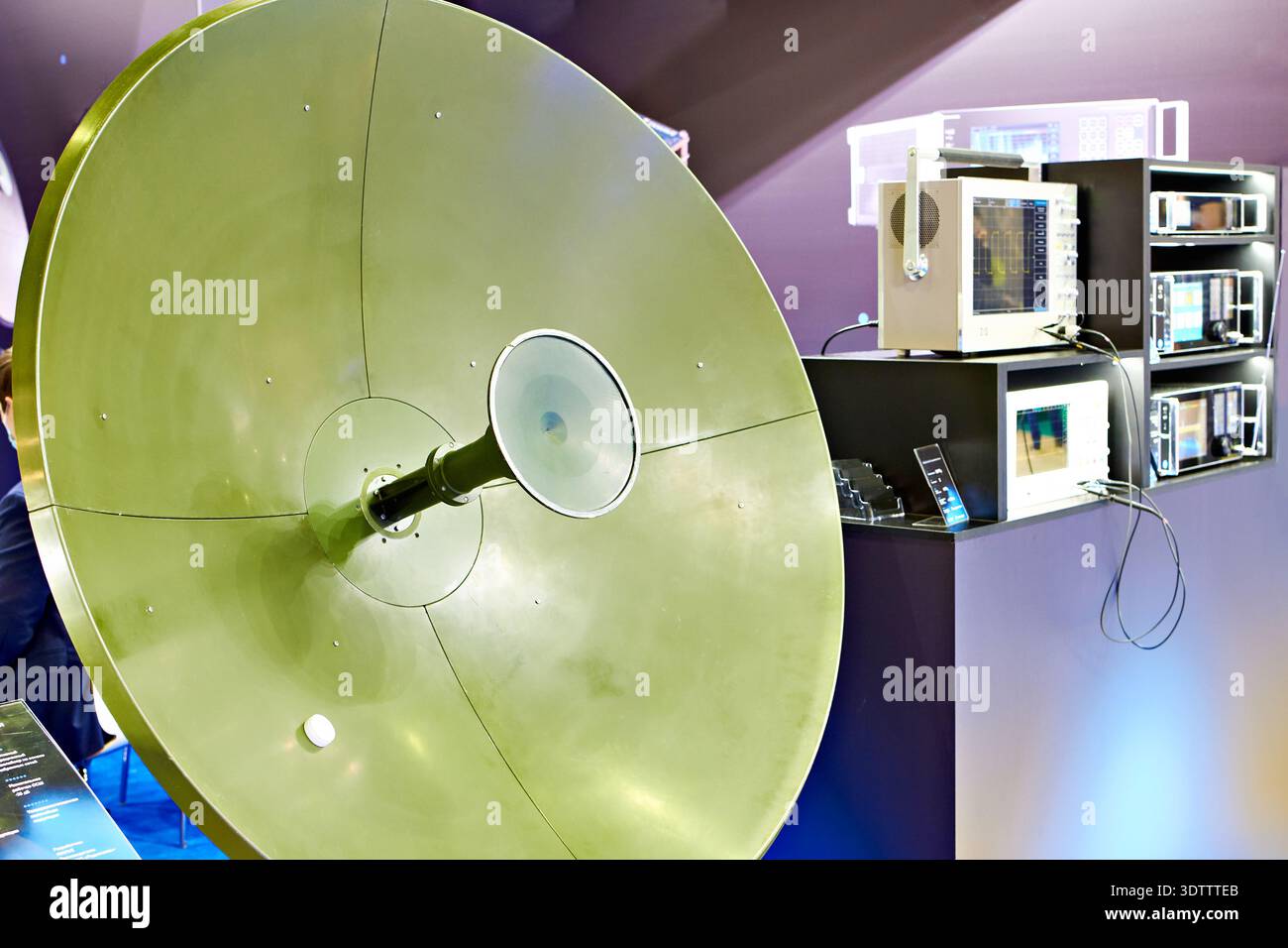 Antenna for mobile satellite communication stations and electronic ...