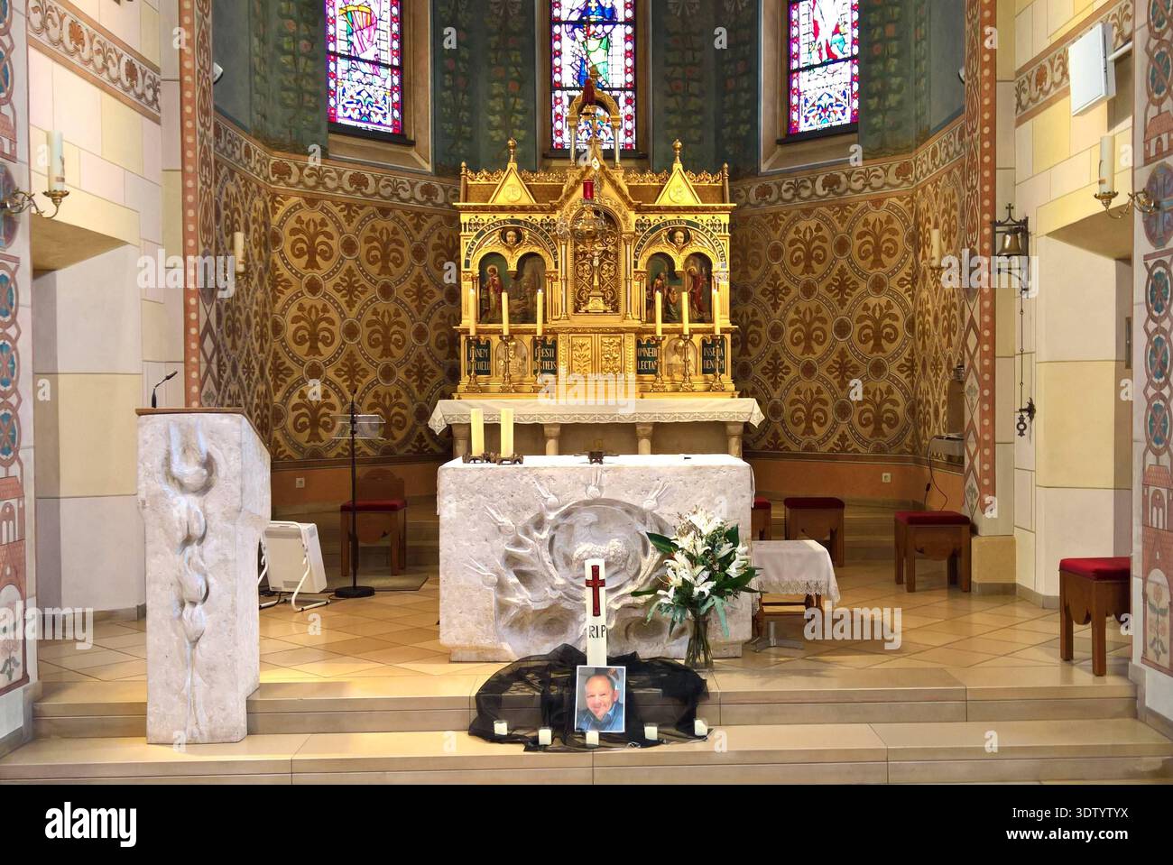 Kirche mit Altar bei einer Beerdigung. In römisch-katholischen Kirchen ...
